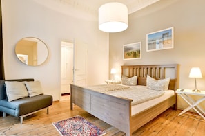 Schlafzimmer mit Doppelbett