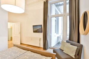 Schlafzimmer mit Balkontür