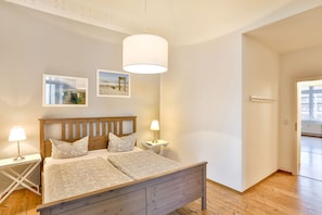 Schlafzimmer mit Doppelbett