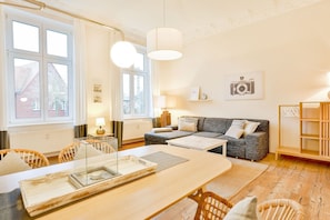 Wohnzimmer mit Essbereich