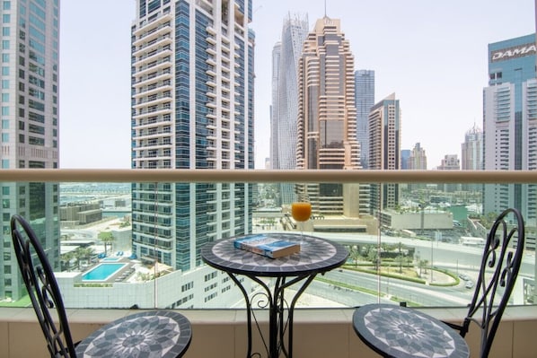 Balcony Oasis: Sip a drink on the terrace with stunning skyline views of Dubai!