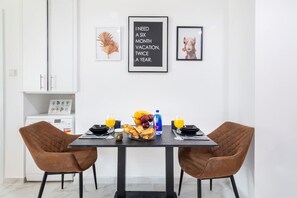 Dining Area: Bright and inviting space for shared meals and memorable conversations!