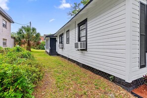 The backyard is a pleasant corner to enjoy the outdoors