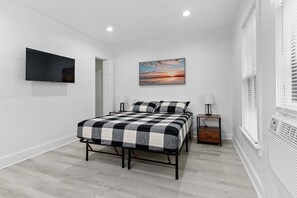 This bedroom offers a quiet and relaxing atmosphere, with a simple and modern decor. 
