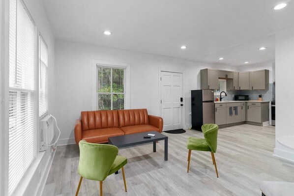 this cozy living room combines style and comfort with a modern and bright design, perfect to relax and enjoy.