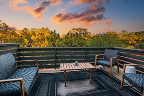 Relaxing upper deck perfect for stargazing