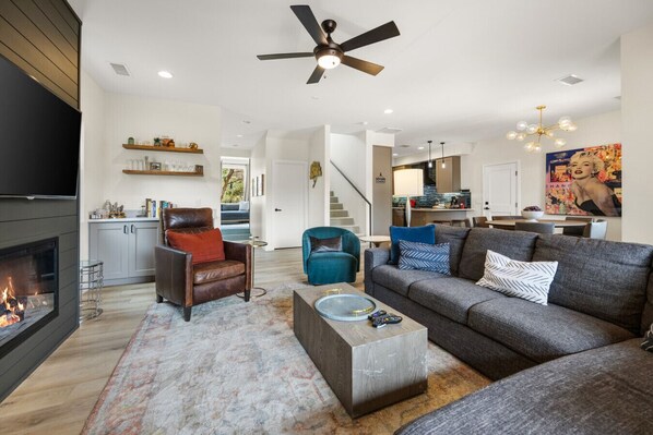 Spacous living & dining room with fireplace