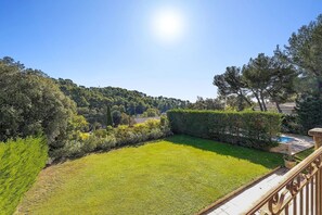 A l'Est, vue sur la colline des Pinchinats, zone naturelle préservée