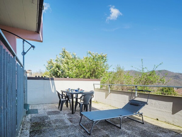 Himmel, Eigentum, Möbel, Wolke, Tabelle, Schatten, Gebäude, Beleuchtung, Die Architektur, Gartenmöbel