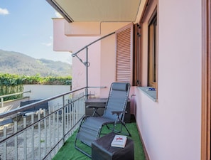 Gebäude, Eigentum, Pflanze, Himmel, Schatten, Fenster, Veranda, Haus, Stuhl, Gartenmöbel