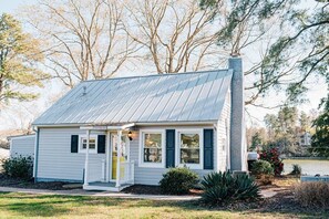 This former fishing cottage on Mill Creek offers a nostalgic yet comfortable retreat where you can relax surrounded by nature.