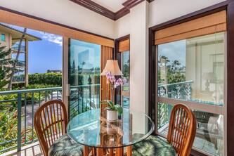 Waipouil Beach Resort Beautiful Garden & Peek Ocean View!
