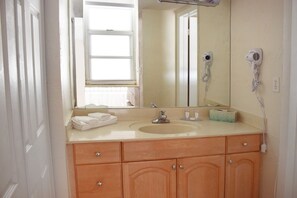 Bathroom with a shower. The essential kit and towels are provided!