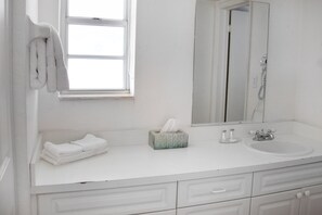 Bathroom with a shower. The essential kit and towels are provided!