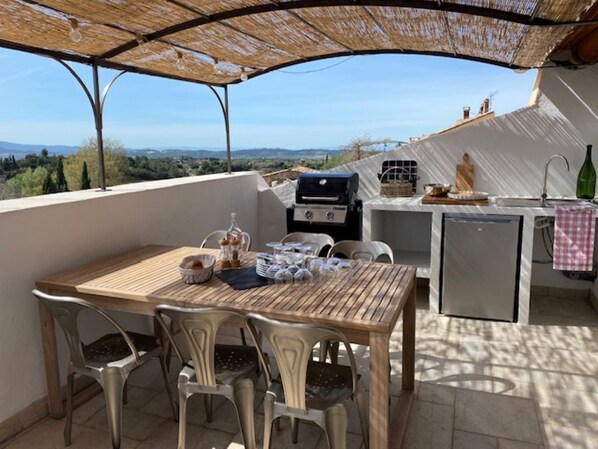 Cuisine d'été (terrasse du haut)