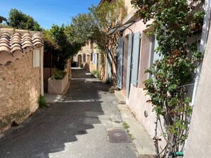 Ruelle devant la maison