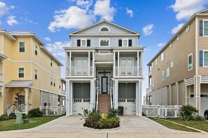 Welcome to Sunrise on the Beach! The Gulf of Mexico is just steps away!