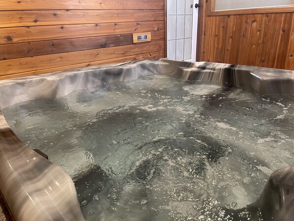 Large 6 person hot tub