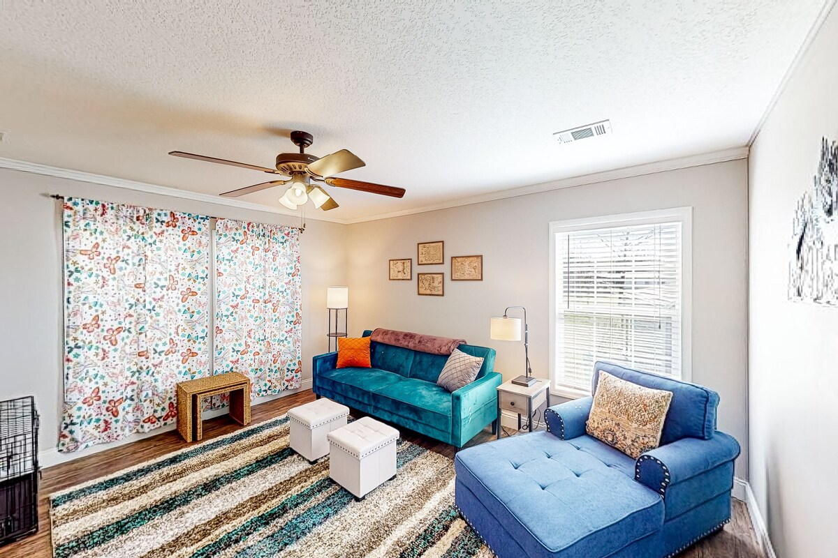 Waterfront, dog-friendly home on Lake Murray with dock, kayaks & firepit
