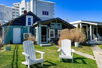 Charming cottage near the boardwalk & beach with AC, WiFi, kitchen