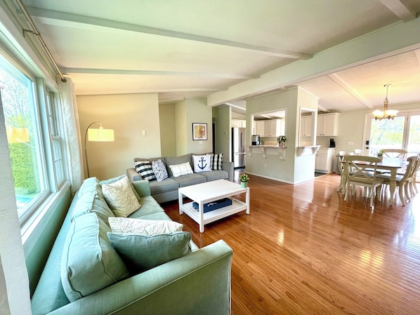 Open concept living area. Tons of sunlight!