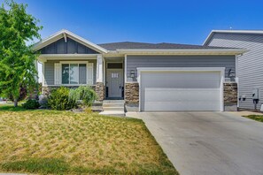 Apartment Exterior | Single-Story Unit | Close to Highways