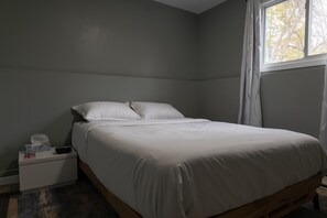 Bedroom with queen size bed