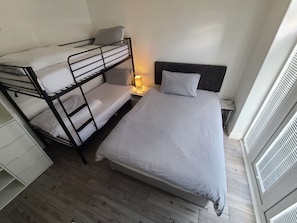 Room 2 (upto 4 people)