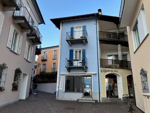 Cà dal Dolz is the blue house on 2 floors. 