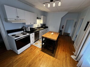 The wide spaces of the fully equipped kitchen are ideal for cooking a delicious meal of any size or complexity.