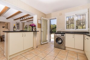 Fully Fitted Kitchen