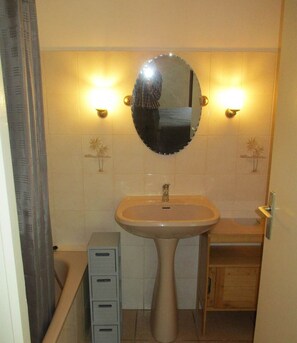 Gite des Oliviers Valros - Les Lavandes - salle de bain baignoire
