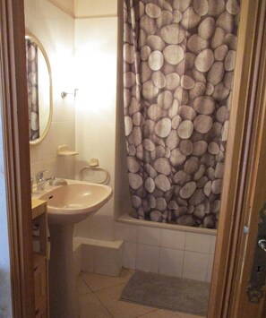 Gite des Oliviers Valros - Tilleul - salle de bains baignoire 3