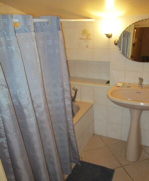 Gite des Oliviers Valros - salle de bain baignoire 4