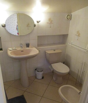 Gite des Oliviers Valros - salle de bains baignoire 2