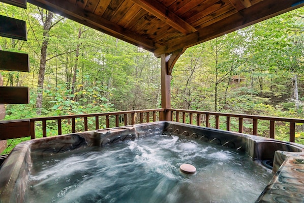 Aww...Can you hear the roar of the jets? Perfect place to soak & feel brand new.