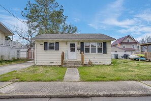 Ocean Pearl Cottage is an adorable home that sleeps 6 in comfort and style!