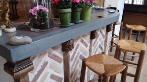 le bar: intérieur en étain début 20eme