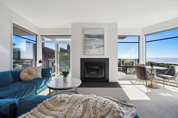 Excellent living space with a fireplace,45inch smart TV, and incredible views 