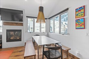Dining area for 6+ w/ fireplace