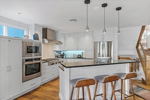 Full kitchen and breakfast bar