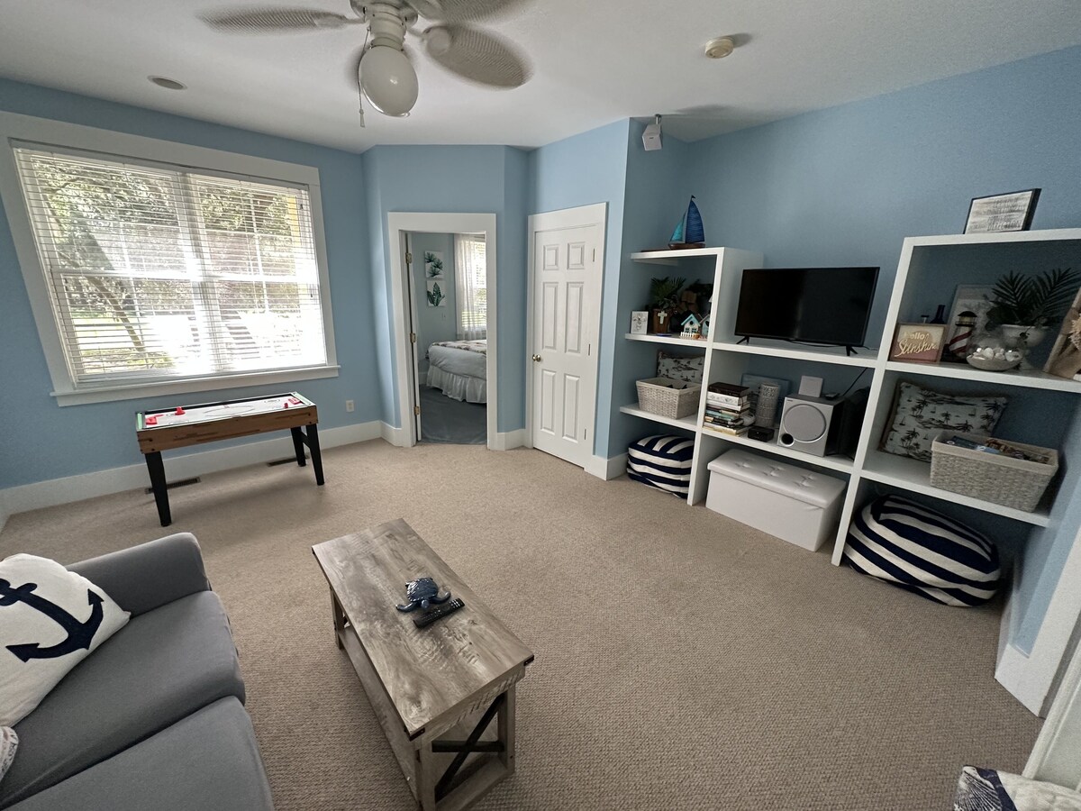 3 bedroom/3.5 baths, Landtrans included Melrose Pool Open!,