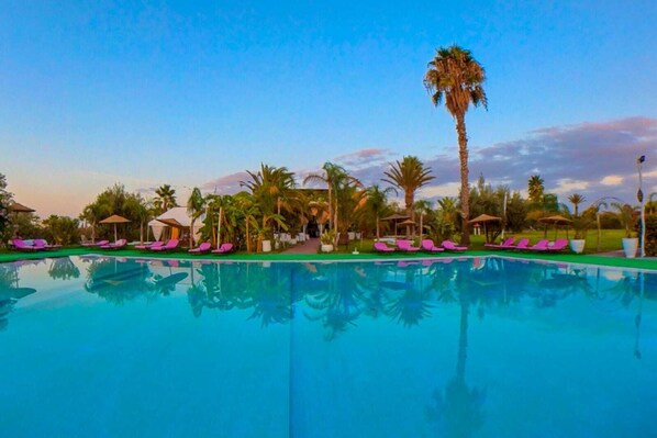 Venez prendre un cocktail autour de notre magnifique piscine 