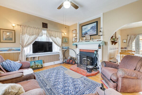 Round Pond Vacation Rental | 3BR | 3BA | 3,000 Sq Ft | Step-Free Access