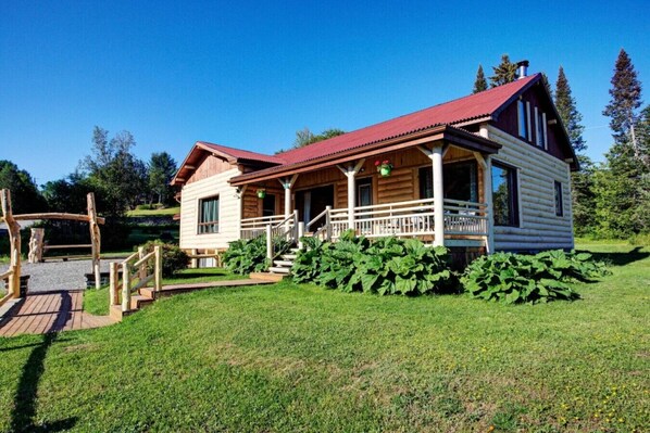 Façade du chalet et stationnement pour 6 voitures