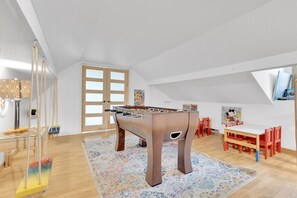 Salle de jeux pour enfant avec babyfoot et table de jeux
