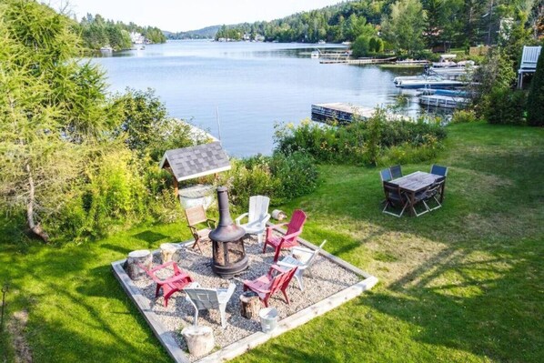 Espace feu directement sur le bord du lac