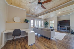 Living Room | Smart TV | Free WiFi | Fireplace