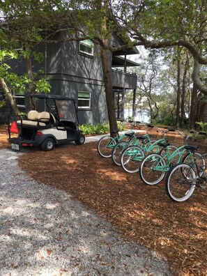 Golf cart and 2 adult bikes included with your stay!