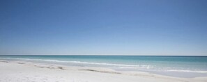 3 blocks away from the emerald coast beaches